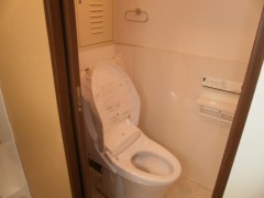 大理石調のクッションフロアに、腰壁をパネルにしてトイレの印象がかわりました！