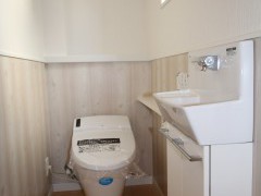 腰壁をつくり、カントリーな雰囲気のトイレに！