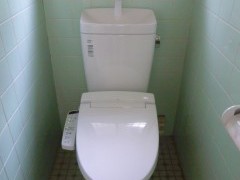 少し昔っぽいタイル壁のトイレは