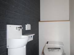 便器横にアクセントクロスをはり、シックなトイレにかわりました！