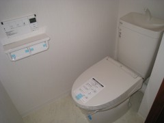 全体を白ベースのクロスにして清潔感のあるトイレに