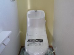 便器背面面にアクセントと、床にもデザインをいれてポップなトイレに☆