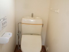 全面ホワイトのクロスのトイレから