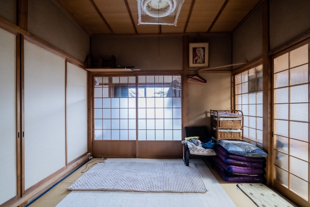 【昭和レトロの宝庫】おじいちゃんの家が「お宝」に変わる？ Z世代がわざわざ「エモい空き家」を探して通う、エグい経済効果とは