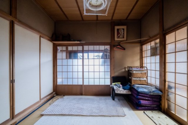 【昭和レトロの宝庫】おじいちゃんの家が「お宝」に変わる？ Z世代がわざわざ「エモい空き家」を探して通う、エグい経済効果とは