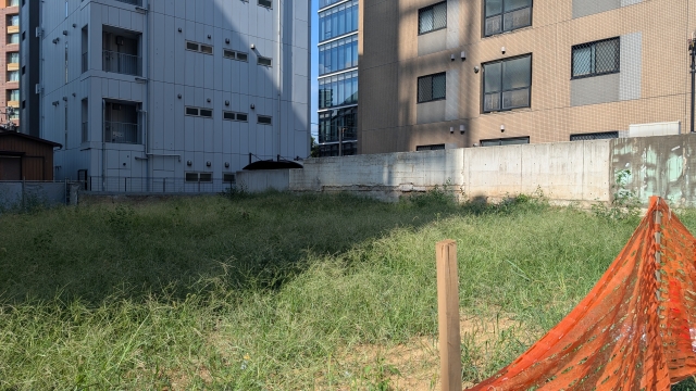 空き家や空き地への不法投棄が急増中！所有者が今すぐ取るべき対策とは？